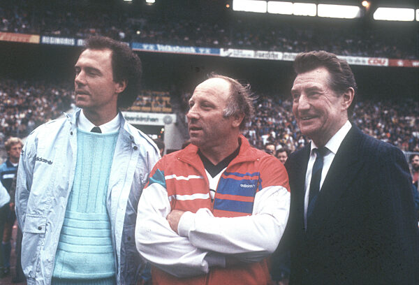 Farewell match for Klaus Fichtel on 26.08.1986 at the Parkstadion in Gelsenkirchen. From left: The three honorary captains of the German national team: Franz Beckenbauer, Uwe Seeler and Fritz Walter.
