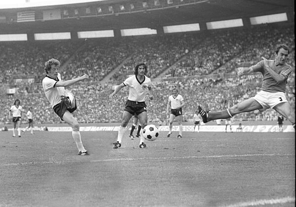 Soccer World Cup 1974 / Final round Group B / FRG - Yugoslavia 2:0 / 26.06.1974 in Duesseldorf / Herbert Wimmer shoots at the Yugoslav goal. Center: Gerd Müller (both Deut.). Right: Enver Hadziabdic (Yugoslavia).