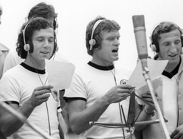 The German national football team recording in the studio. From left: Franz Beckenbauer, Sepp Maier and Hans-Georg Schwarzenbeck. 27.08.1973. DFL REGULATIONS PROHIBIT ANY USE OF PHOTOGRAPHS AS IMAGE SEQUENCES AND/OR QUASI-VIDEO