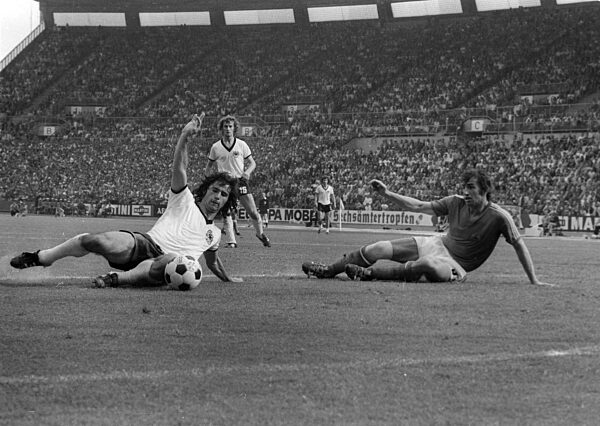 Soccer World Cup 1974 / Final Round Group B / FRG - Yugoslavia 2:0 / 26.06.1974 in Duesseldorf / Goal for 2:0 for Germany by Gerd Müller (left). Re.: Josip Katalinski (Yugoslavia).