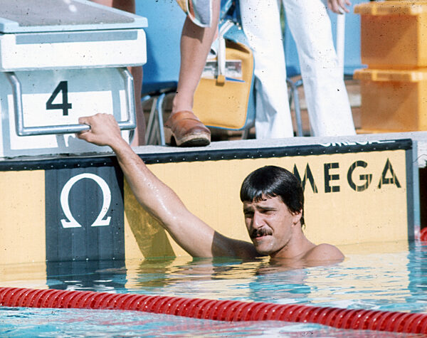 Schwimm - Europameisterschaften in Jönköping (Schweden) 1977 / Zu Gast der siebenfache Olympiasieger von München 1972 , Mark Spitz (USA), ließ es sich nicht nehmen das Becken zu testen.