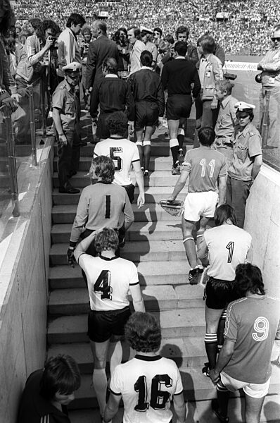Soccer World Cup 1974 / Final round group B / FRG - Yugoslavia 2:0 / 26.06.1974 in Duesseldorf / The players come out of the tunnel of the Düsseldorf Rhine stadium.