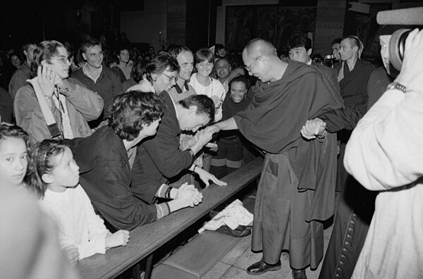 Dalai Lama mit Pfarrer Fritz Betzwieser, 1990