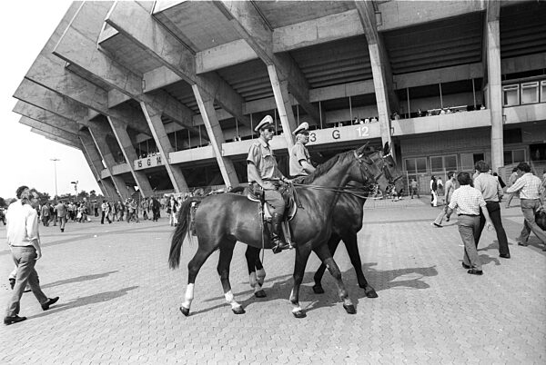 Soccer World Cup 1974 / Final round group B / FRG - Yugoslavia 2:0 / 26.06.1974 in Duesseldorf / Mounted police in front of the Rhine stadium in Duesseldorf.