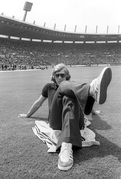 Soccer World Cup 1974 / Final Round Group B / FRG - Yugoslavia 2:0 / 26.06.1974 in Duesseldorf / Jürgen Grabowski (Deut.) relaxed before the game on the lawn of the Düsseldorf Rhine Stadium.