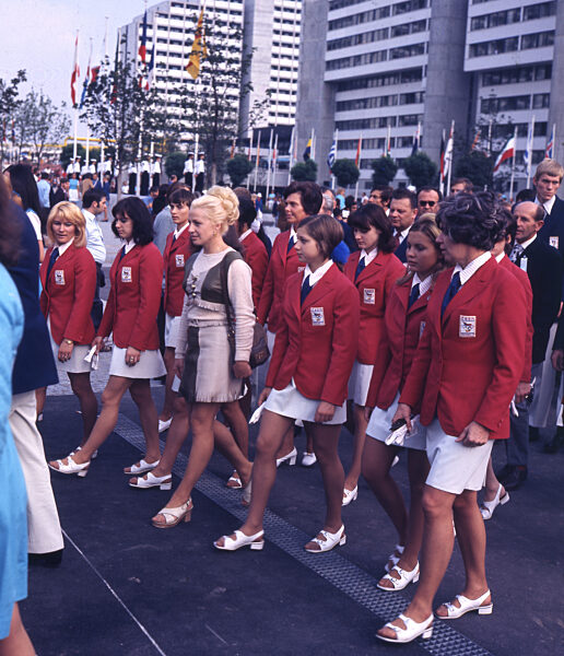 Olympic Games; Munich 1972. gymnastics: gymnastics legend Vera Caslavska (CSSR/center) with gymnasts of the Czechoslovak national team on a walk through the Olympic village 25.08.1972.