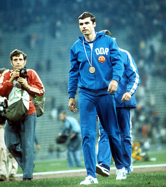 Olympic Games; Munich 1972, , Pole Vault : Olympic Champion Wolfgang Nordwig (GDR) with his gold medal 02.09.1972