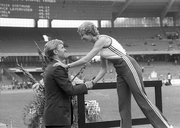 ASV sports festival in Cologne 10.08.1980. Manfred Germar honours Annegret Richter.