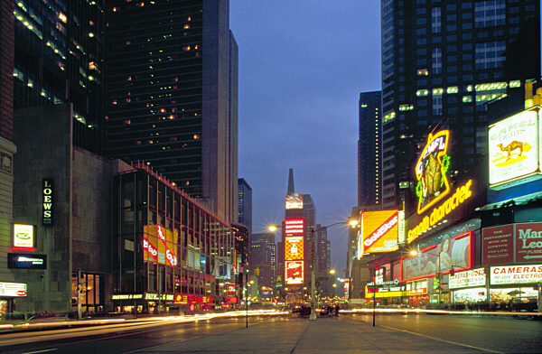 Times Square mit Neon-Reklame, 1992