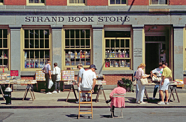Buchladen mit Straßenverkauf, New York 1992