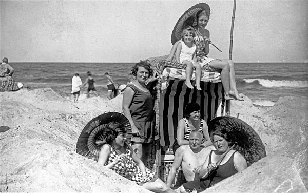 Familie an einem Ostseestrand, 1926