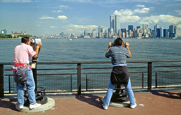 Touristen schauen durch Ferngläser in New York, 1992