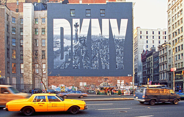 Taxi vor Reklame-Mural in new York, 1992