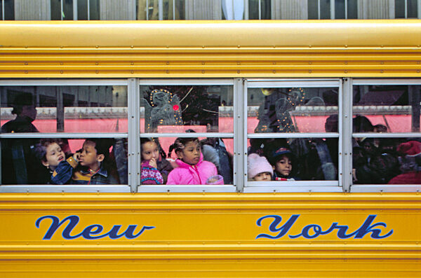Schulbus mit Kindern in New York, 1992