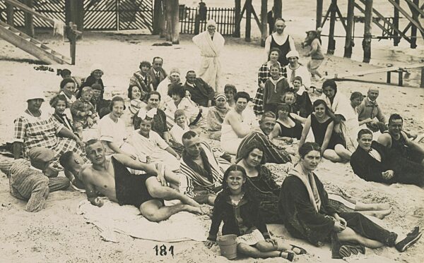 Menschen am Strand in Dziwnów in Polen, 1925