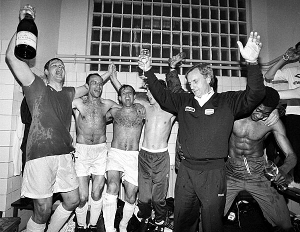 Fortuna Duesseldorf Aufstieg 1994. V.l: Georg Koch,Darko Drazic, Petr Rada, Trainer Ristic und Arthur Moses Aufn. 05.06.1994.