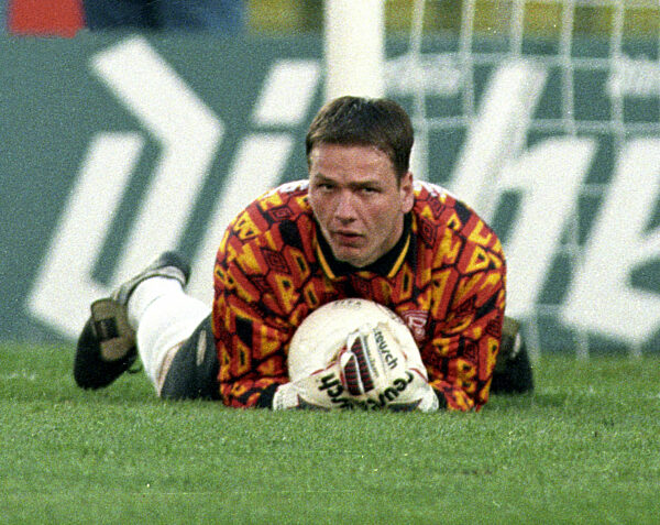 Fortuna Duesseldorf  TW Georg Koch Aktion mit Ball 15.5.1995