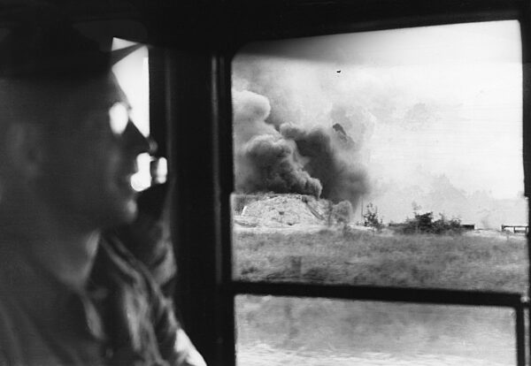 Brennendes Munitionslager an der Ostfront, 1944