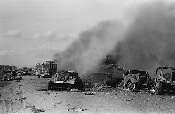 Zerstörte deutsche Kolonne während der Kämpfe der Operation Bagration, 1944