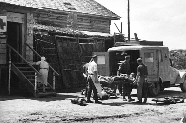 Verladung eines Verletzten an der Ostfront, 1944