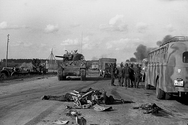 Zerstörte Wehrmacht-Kolonne während der Kämpfe der Operation Bagration, 1944