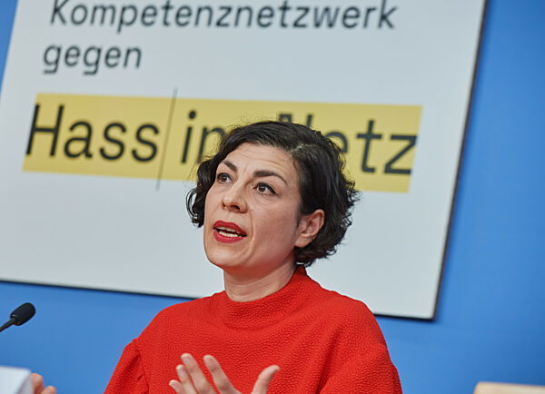 Politik, Studie zu Hass im Netz