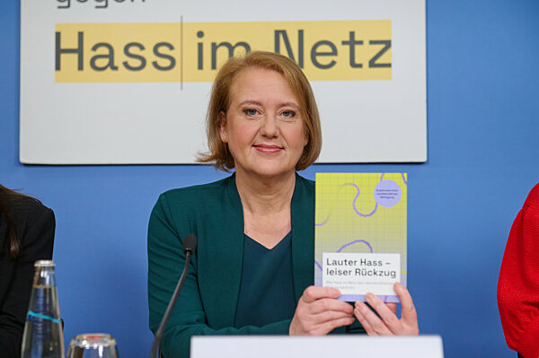 Politik, Studie zu Hass im Netz