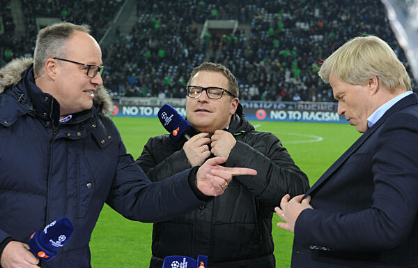 Champions League: Borussia Mönchengladbach - FC Sevilla 25.11.2015.  ZDF-Reporter am Spielfeldrand Oliver Welke (li.) mit Interviewpartner Max Eberl (Bor. Mönchengladbach/Mitte) und Co.-Kommentator Oliver Kahn.