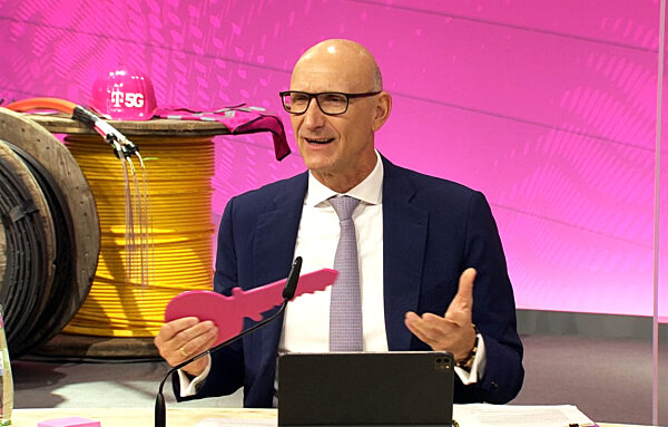 Timotheus Hoettges bei Bilanzpressekonferenz der Deutsche Telekom, 2021