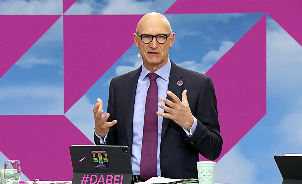 Timotheus Hoettges bei Bilanzpressekonferenz von Deutsche Telekom AG, 2022
