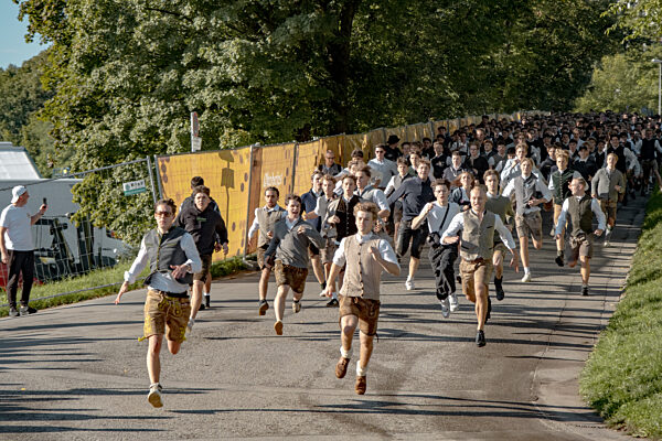 Um 9:00 Uhr öffnet das Festgelende. Die ersten Besucher stürmen zu den...