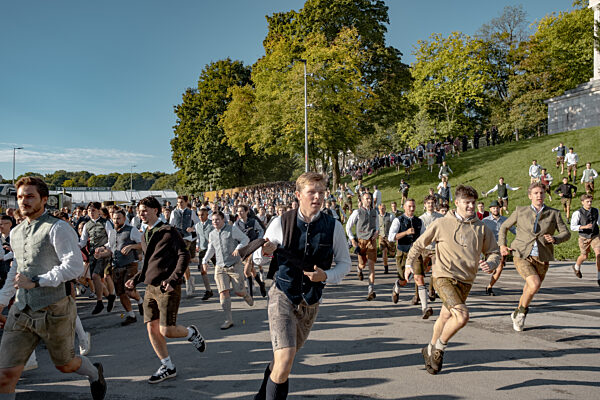 Um 9:00 Uhr öffnet das Festgelende. Die ersten Besucher stürmen zu den...