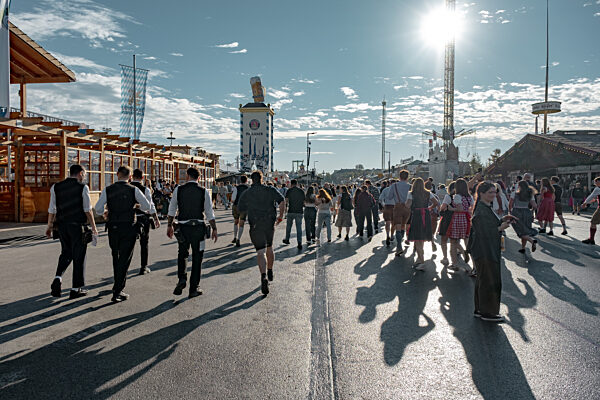 Um 9:00 Uhr öffnet das Festgelende. Die ersten Besucher stürmen zu den...