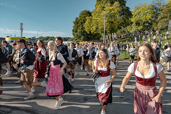 Um 9:00 Uhr öffnet das Festgelende. Die ersten Besucher stürmen zu den...
