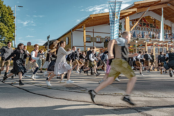 Um 9:00 Uhr öffnet das Festgelende. Die ersten Besucher stürmen zu den...
