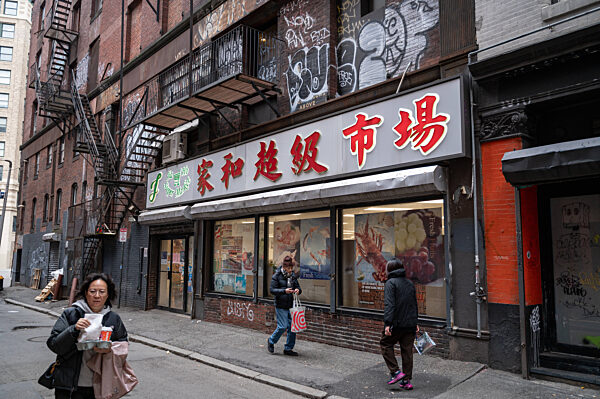 Boston, USA, Strassenszene mit Menschen vor einem Geschaeft in Chinatown