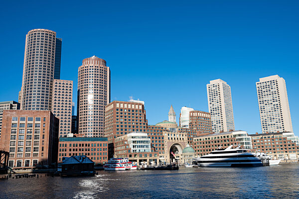 Boston, USA, Blick von der Uferpromenade Harborwalk Fan Pier Walkway auf die Skyline
