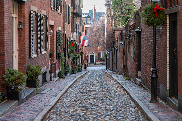 Boston, USA, Gepflasterte Strasse Acorn Street mit Wohnhaeusern in Beacon Hill
