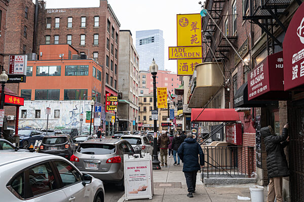 Boston, USA, Strassenszene mit Menschen und Gebaeuden in Chinatown