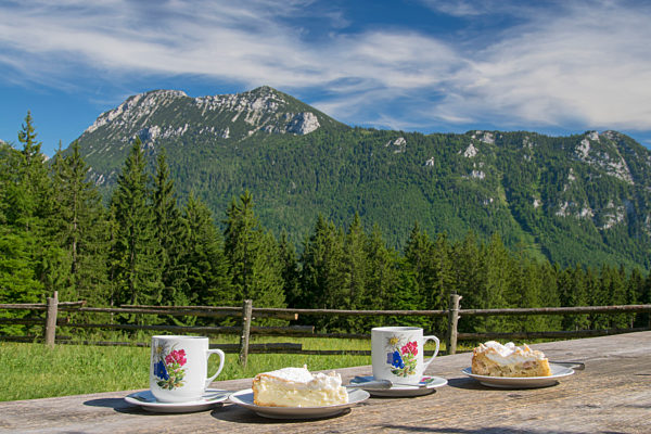 Kaffee und Kuchen auf der Bäckeralm am Teisenberg in der Gemeinde Inzell mit dem Zwiesel im Hintergrund