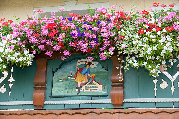 Blumenschmuck und hl. Florian am Balkon des Bauernhauses