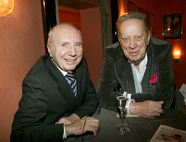 Die Schauspieler Horst Sachtleben (l) und Heinz Baumann kommen am Mittwoch...