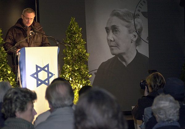 Konstantin Wecker liest Namen ermordeter Juden