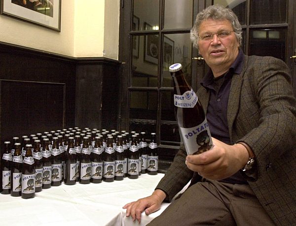 Gerhard Polt stellt Film vor und verkauft Bier