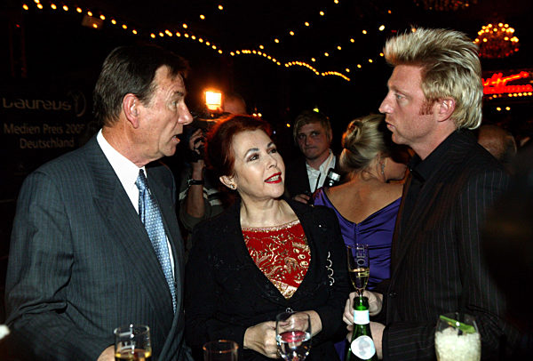 Ex-Tennisprofi Boris Becker (r) unterhält sich am Montag (12.12...