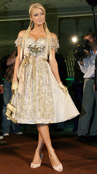 Die US-Hotelerbin Paris Hilton trägt am Montag (25.09...