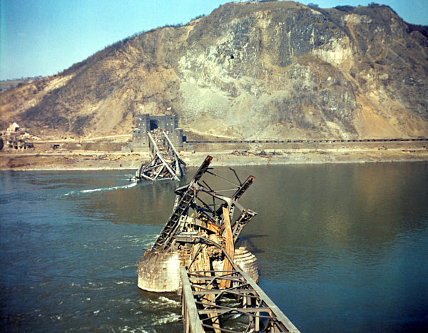 Blick auf die zerstörte Brücke. Die Brücke von Remagen am Mittelrhein...