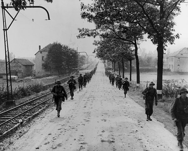 Alliierte Truppen im September 1944 beim Vormarsch auf Aachen. Am 08.05...