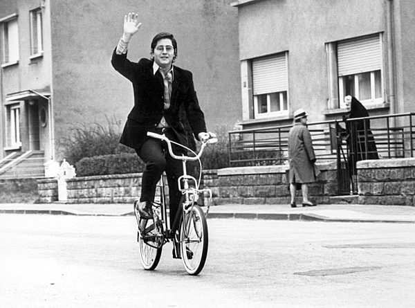 Frank Elstner cycles to Radio Luxemburg