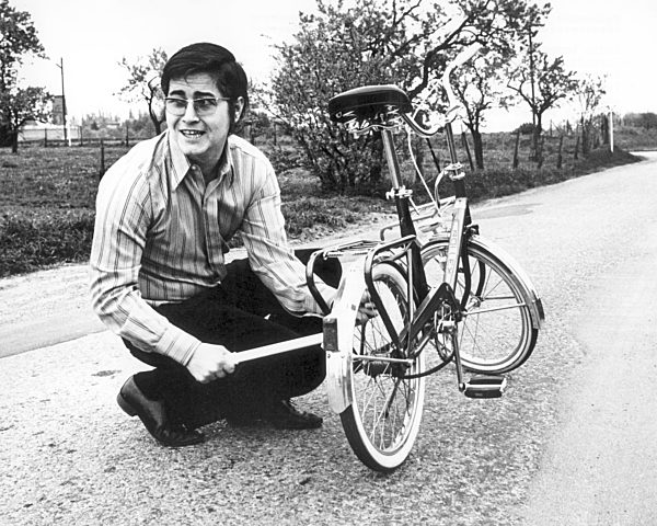 Frank Elstner cycles to Radio Luxemburg